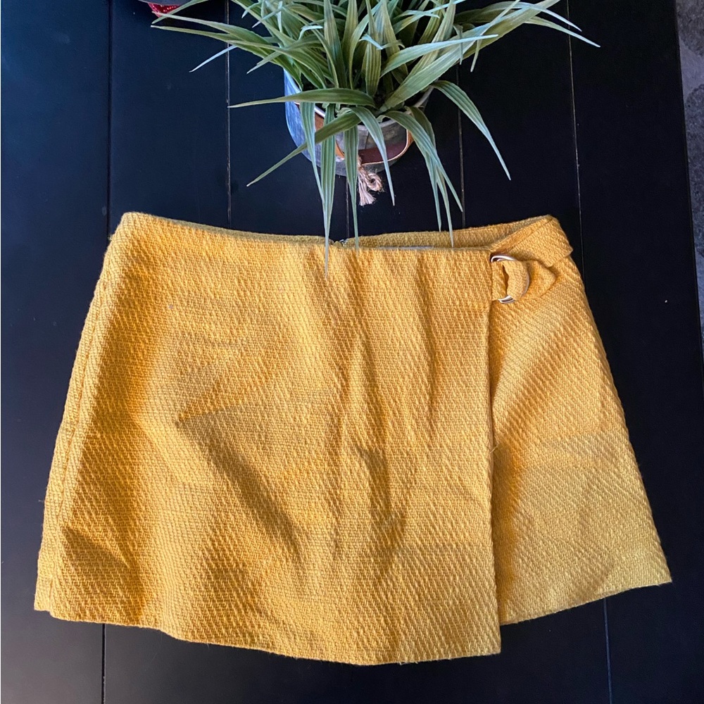 Forever 21 size medium mustard yellow colored skort!